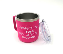 Carica l'immagine nel visualizzatore di Gallery, Tazza termica "Niente ferma il rosa Niente ferma le donne"