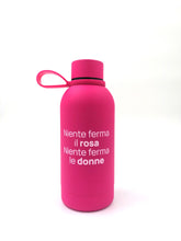 Carica l&#39;immagine nel visualizzatore di Gallery, Borraccia &quot;Niente ferma il rosa Niente ferma le donne&quot;
